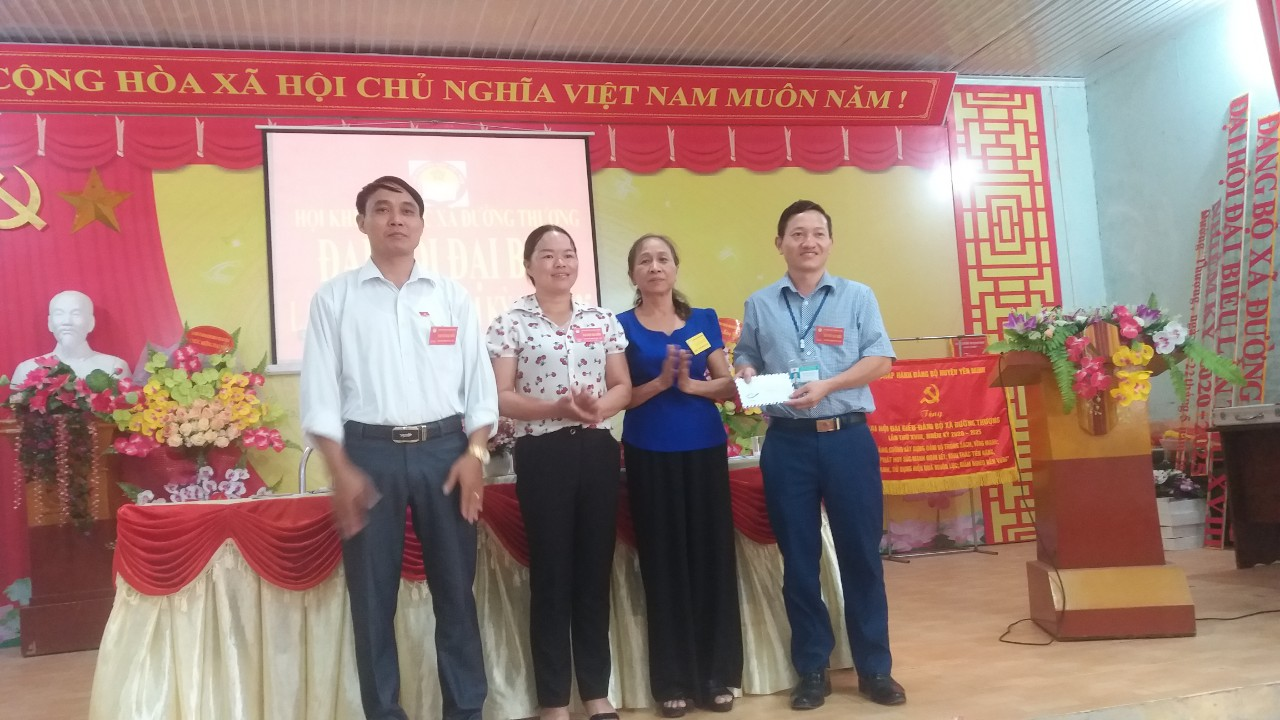 Đ/c Vi Thị Hoàn, Chủ tịch Hội khuyến học huyện phát biểu chỉ đạo và tặng quà chúc mừng Đại hội
